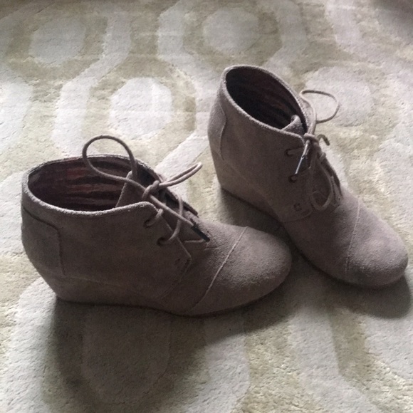 TOMS light camel wedge shoe… barely worn US W8 - Picture 3 of 4